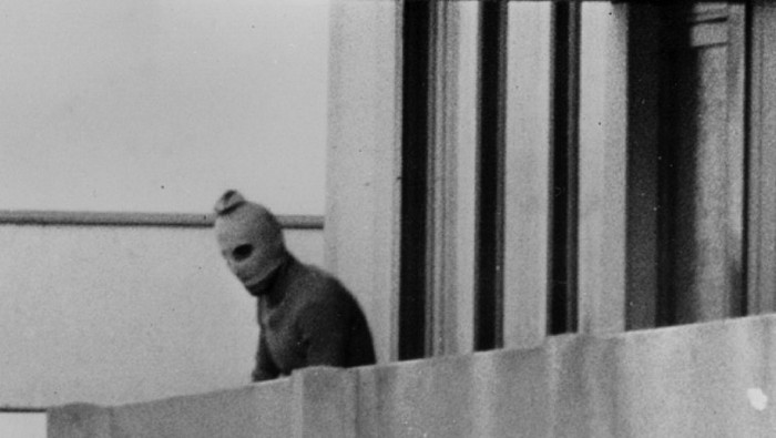 3. Vụ thảm sát Munich: Thay vì được chứng kiến những chiến công thể thao, điều đọng lại lớn nhất từ Olympic 1972 là hình ảnh một tên khủng bố người Palestine trên ban công của căn phòng nơi 11 VĐV Israel đang bị giam giữ. Kinh hoàng, đó là những gì mà những người có mặt ở Munich đã phải chứng kiến khi vụ bắt cóc diễn ra.
